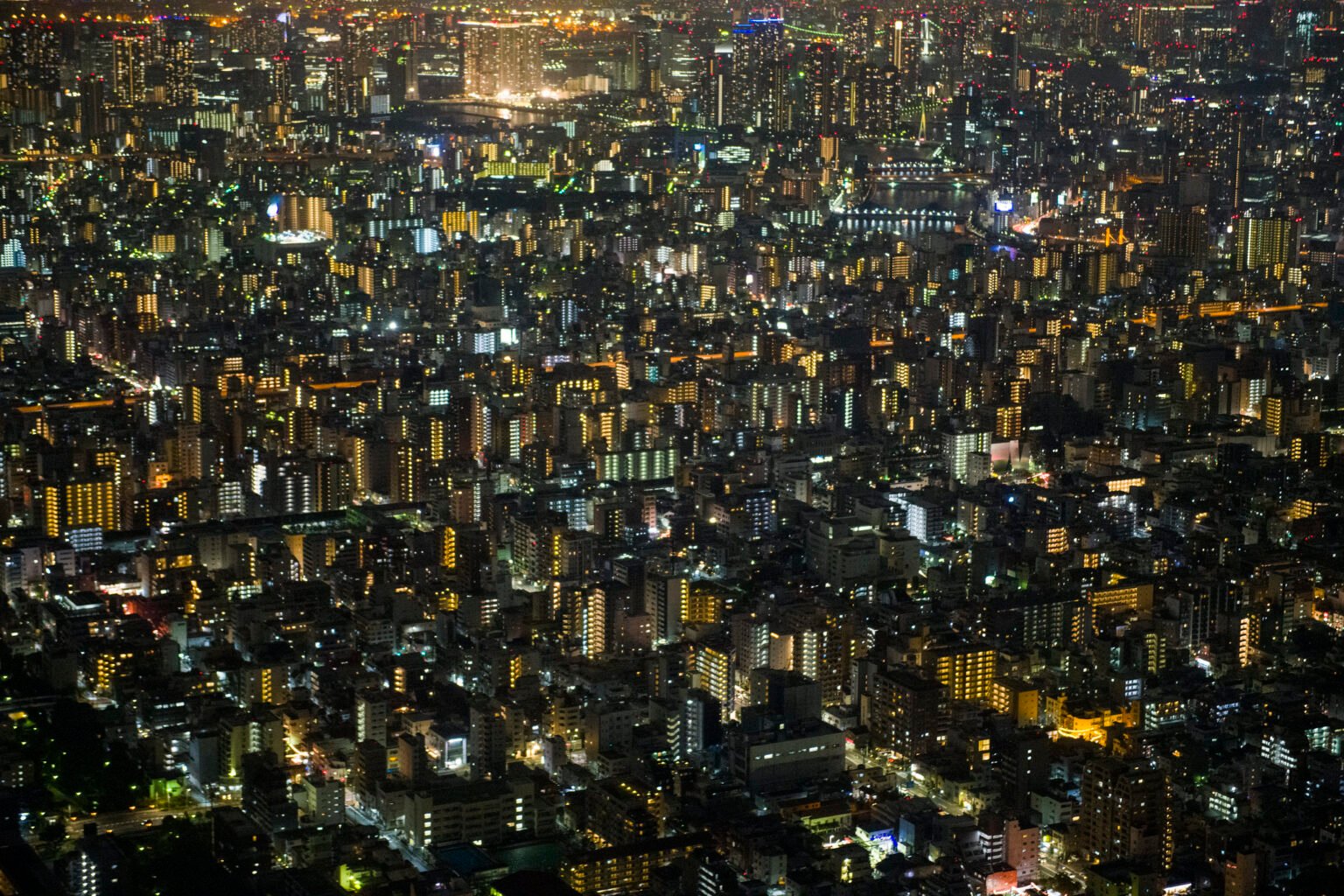 Vista aérea de una gran ciudad iluminada de noche