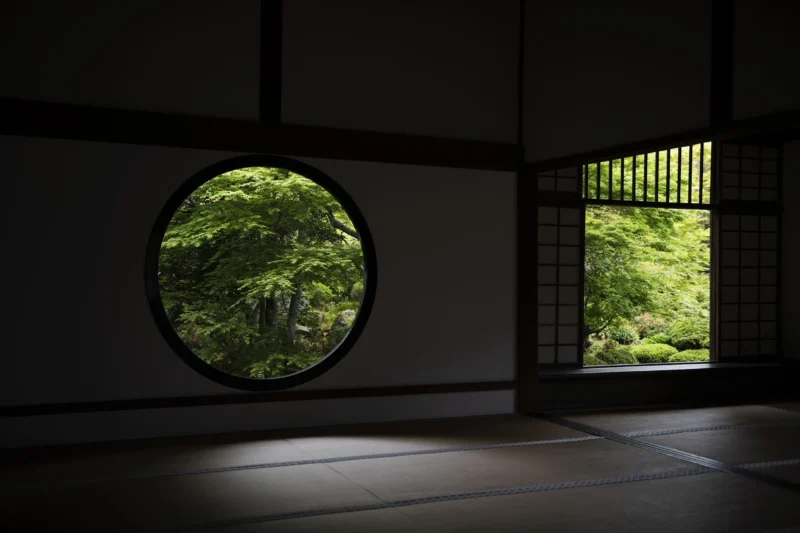 Interior japon&eacute;s con ventana circular al jard&iacute;n