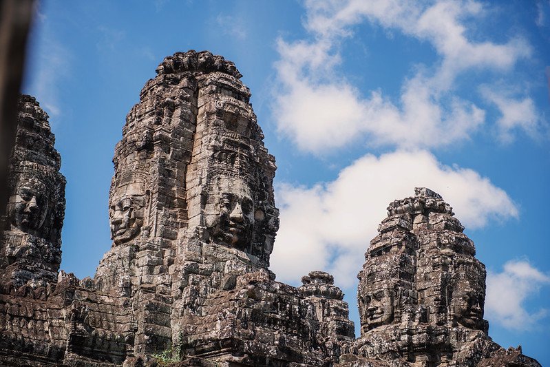 Torres de piedra con rostros tallados del templo de Bayon, en Angkor, Camboya