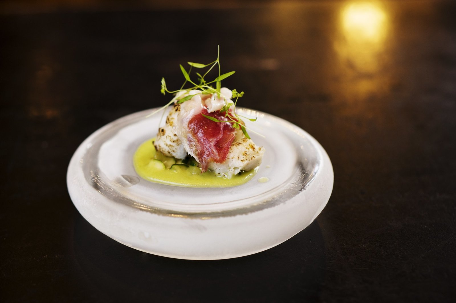 crudo sobre marmol