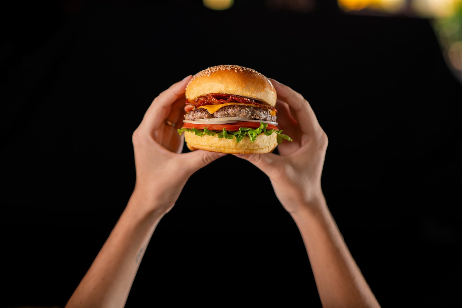 hamburguesa en las manos
