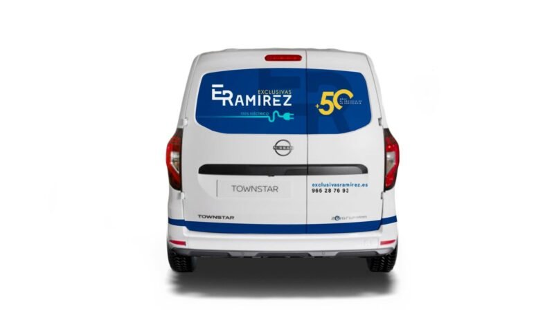 Vinilo trasero de la furgoneta Nissan de Exclusivas Ramírez