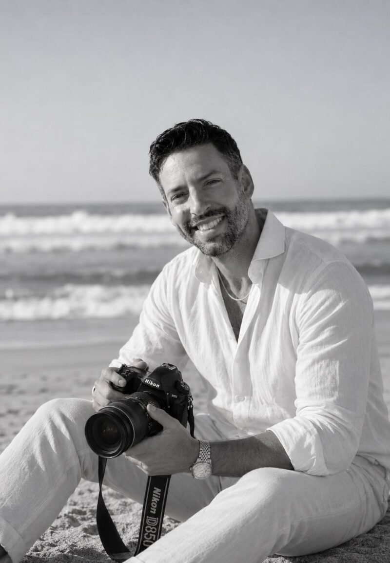 Daniel Martín, fotógrafo, con su cámara en la playa