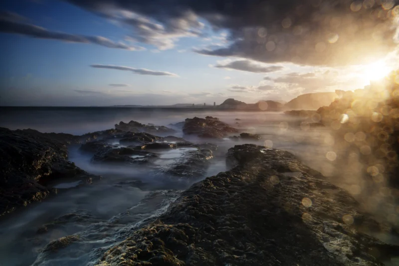 Luz entre las rocas