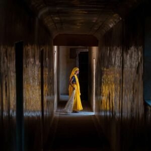 Mujer de amarillo