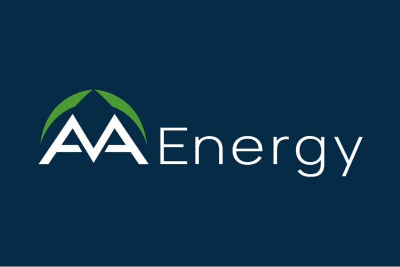 Logotipo de AA Energy sobre azul marino